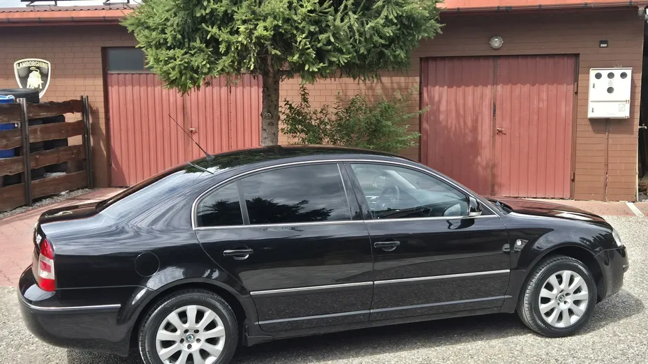 SKODA Superb -