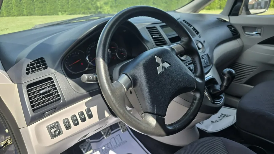 MITSUBISHI Grandis -