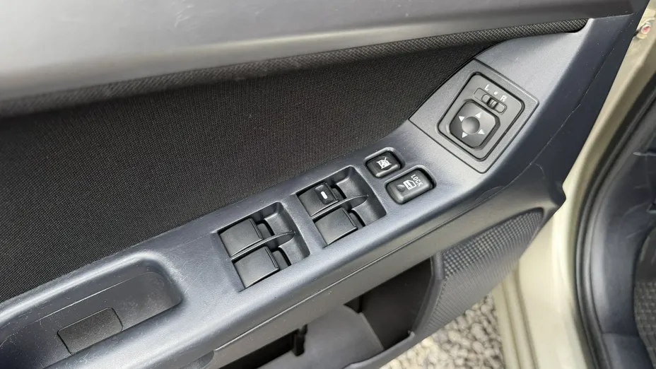 MITSUBISHI Lancer -