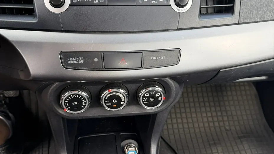 MITSUBISHI Lancer -