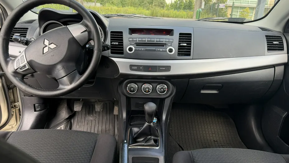 MITSUBISHI Lancer -