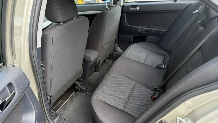 MITSUBISHI Lancer -