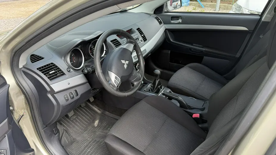 MITSUBISHI Lancer -