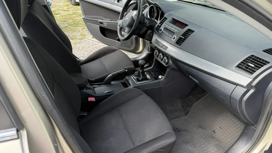 MITSUBISHI Lancer -