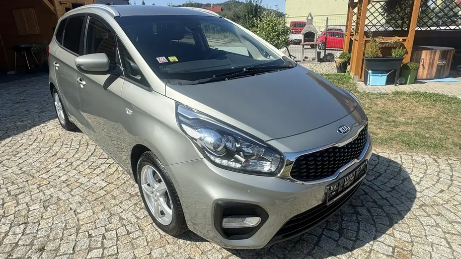KIA Carens -