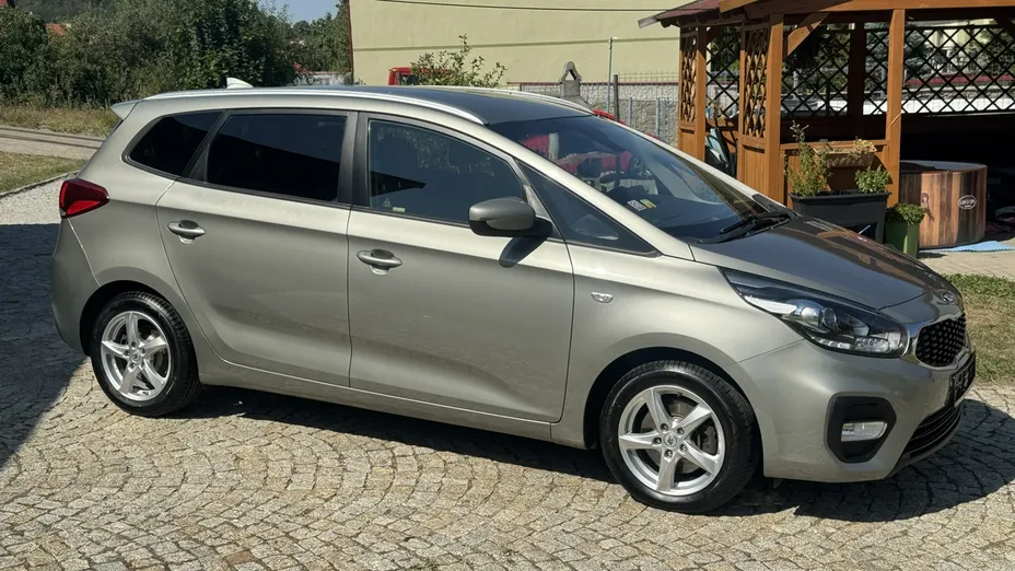 KIA Carens -