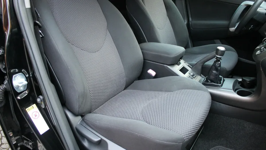 TOYOTA RAV4 -