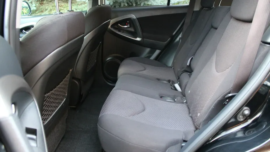TOYOTA RAV4 -