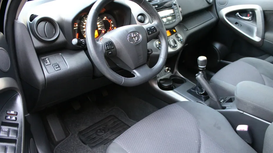 TOYOTA RAV4 -