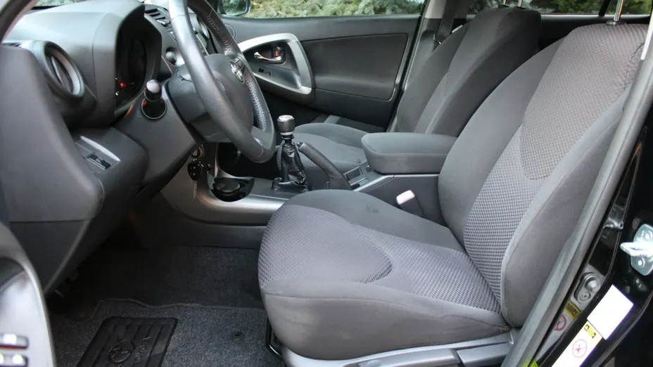TOYOTA RAV4 -