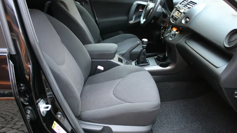 TOYOTA RAV4 -