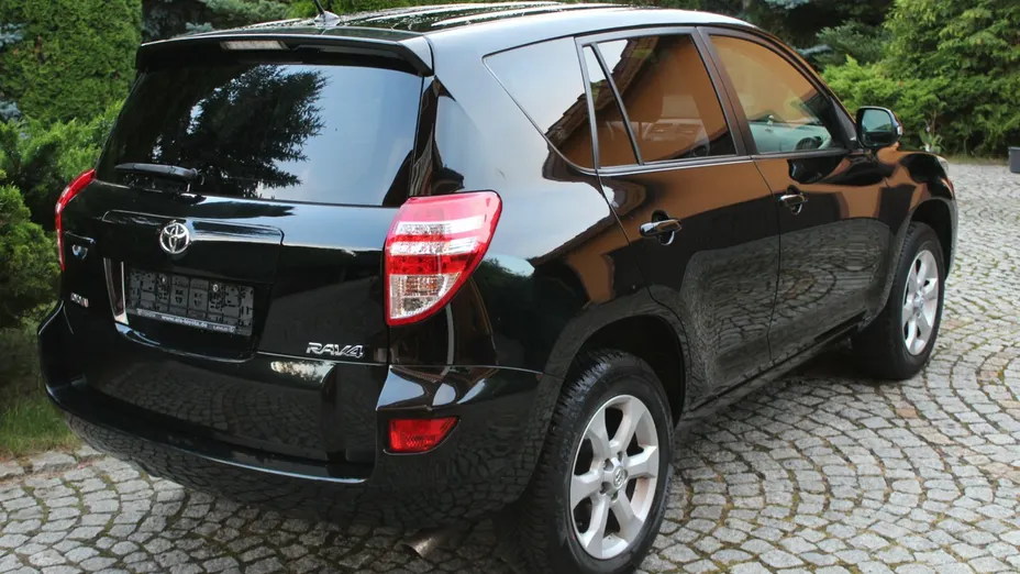 TOYOTA RAV4 -