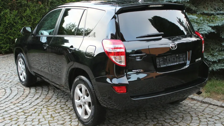 TOYOTA RAV4 -