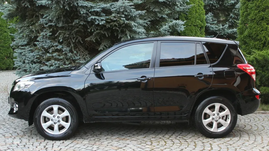 TOYOTA RAV4 -