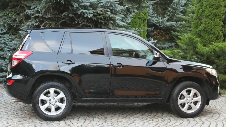 TOYOTA RAV4 -