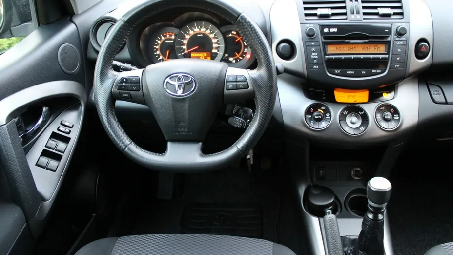 TOYOTA RAV4 -
