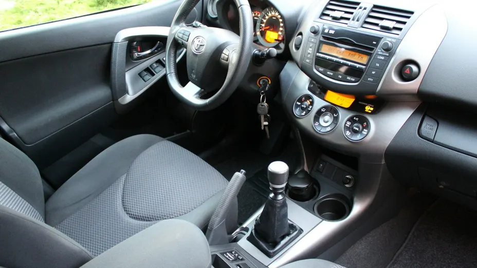 TOYOTA RAV4 -