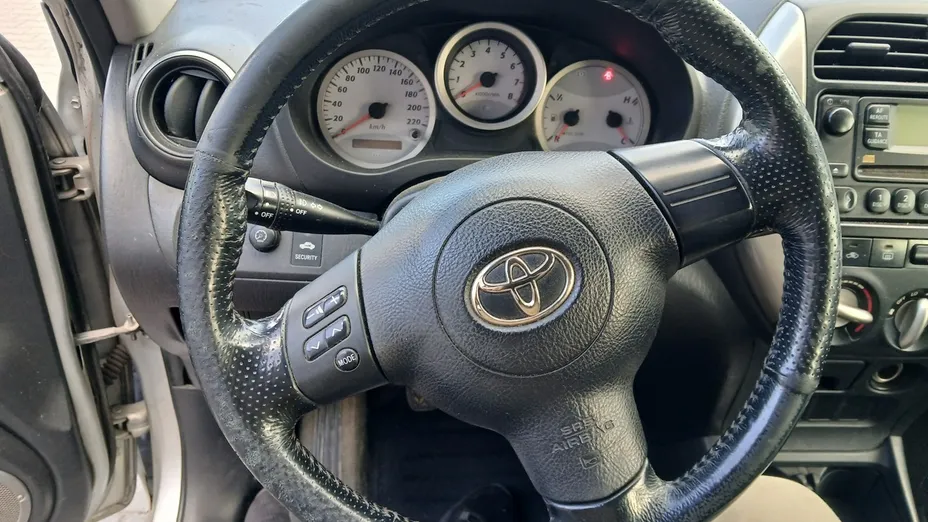 TOYOTA RAV4 -