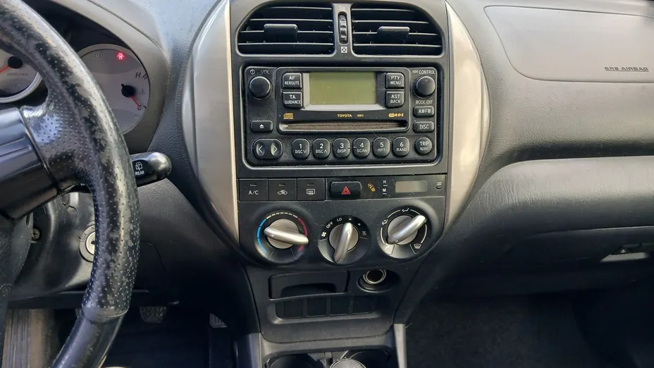 TOYOTA RAV4 -