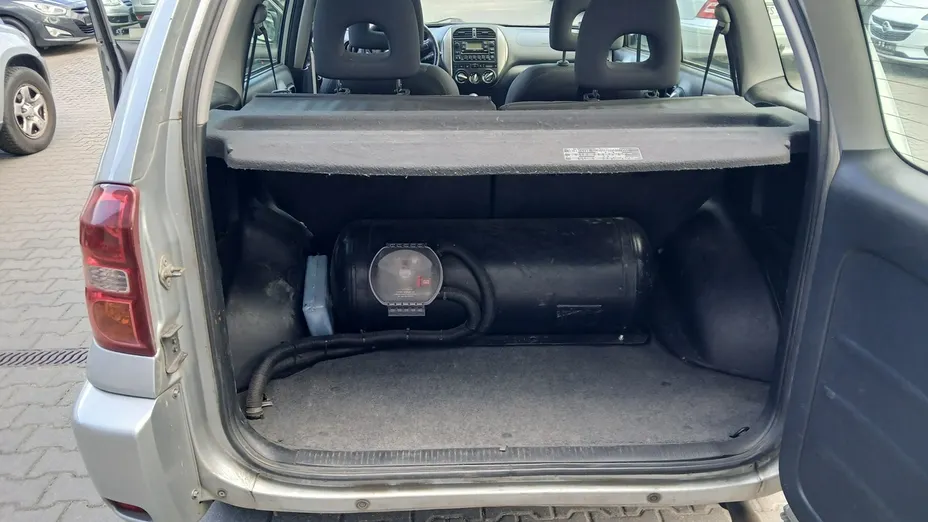 TOYOTA RAV4 -