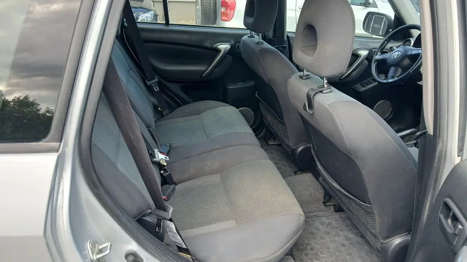 TOYOTA RAV4 -
