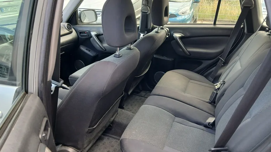 TOYOTA RAV4 -