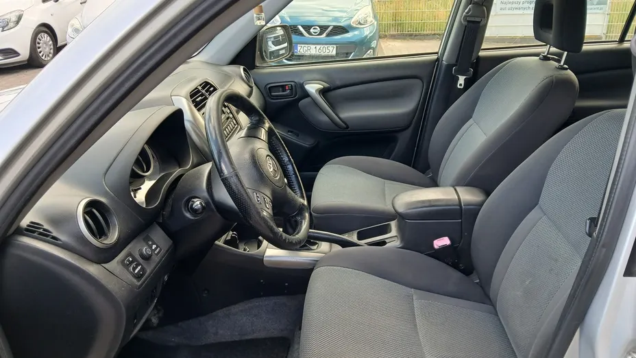 TOYOTA RAV4 -