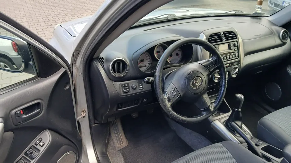 TOYOTA RAV4 -