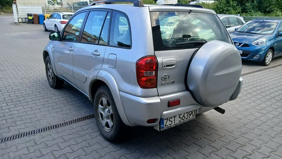 TOYOTA RAV4 -
