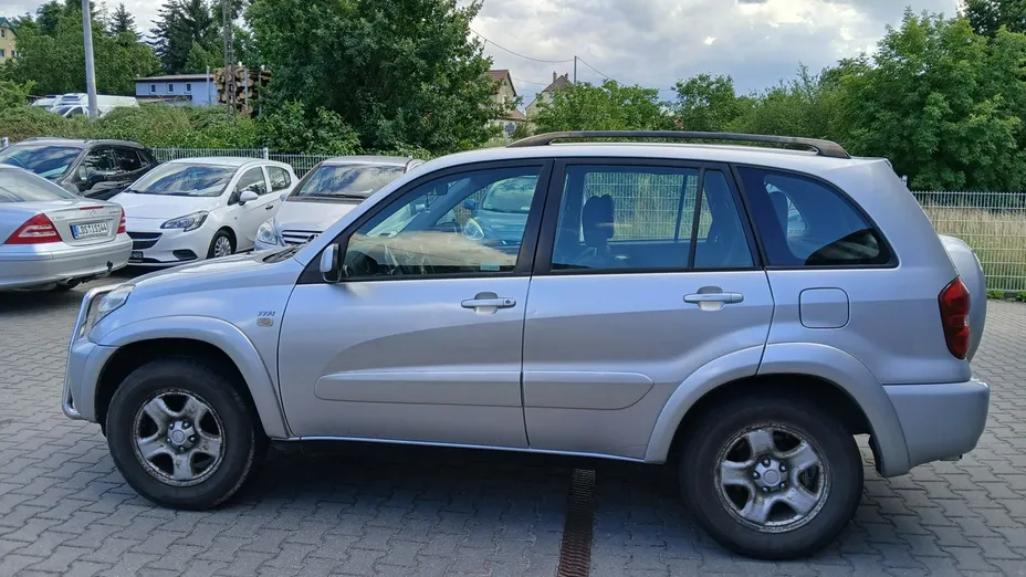 TOYOTA RAV4 -