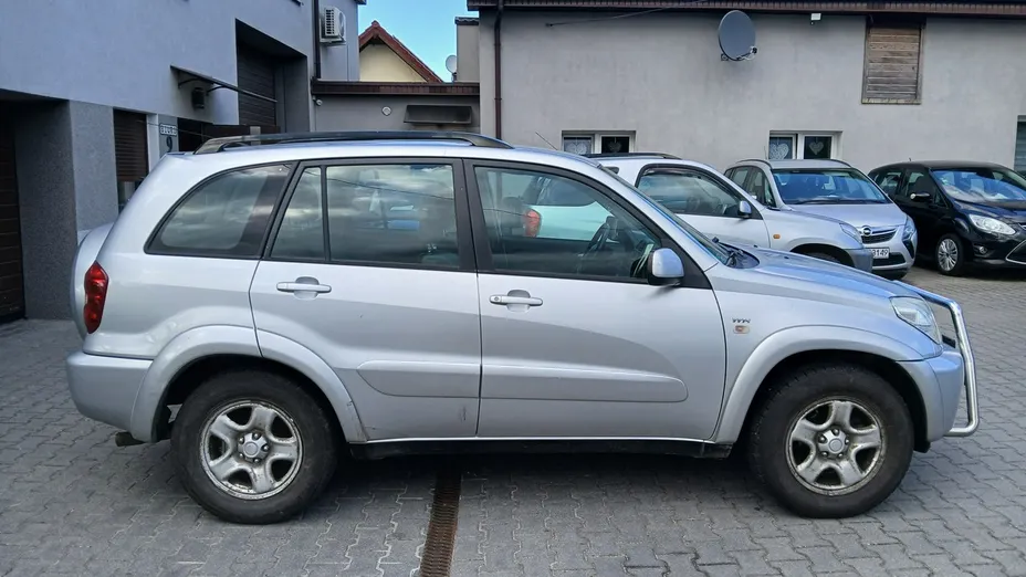 TOYOTA RAV4 -