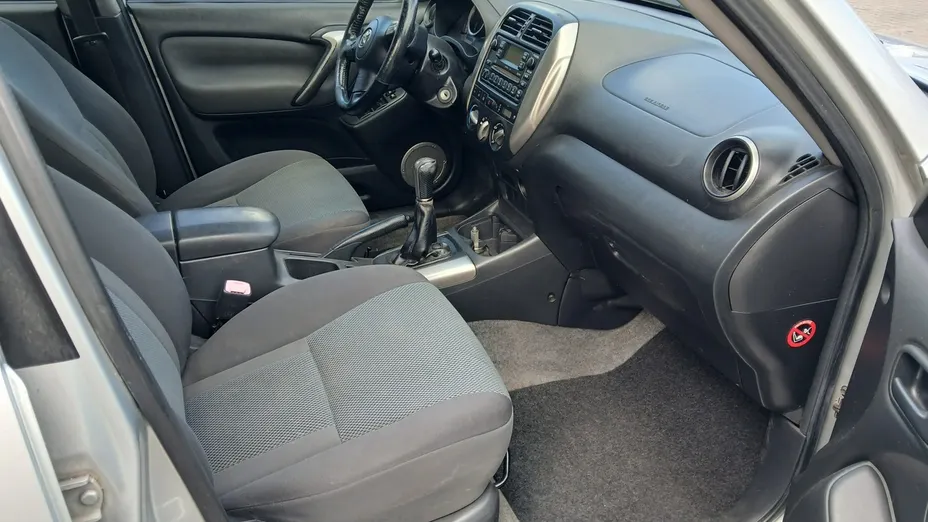 TOYOTA RAV4 -