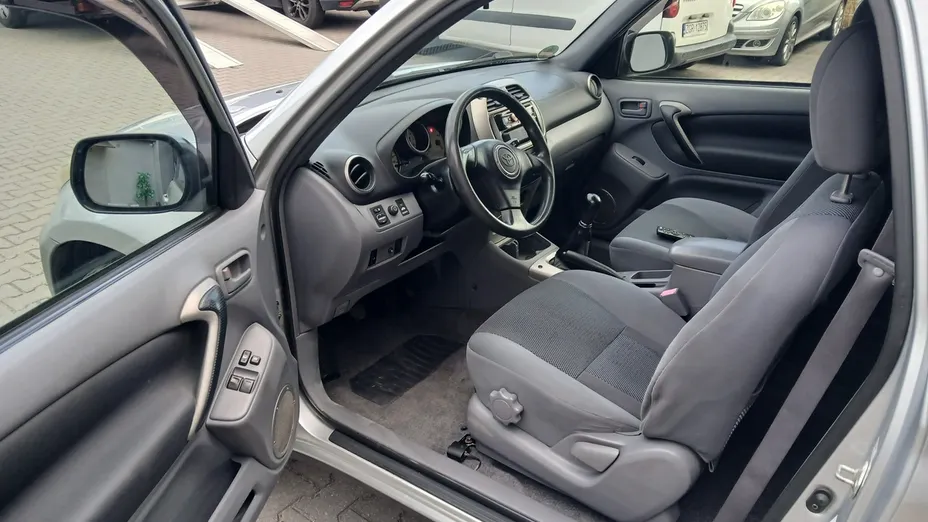 TOYOTA RAV4 -