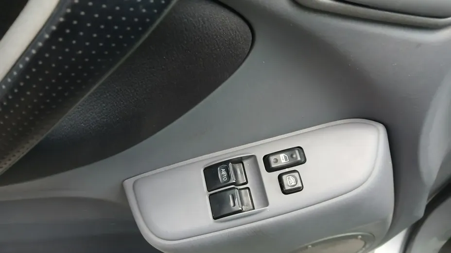 TOYOTA RAV4 -