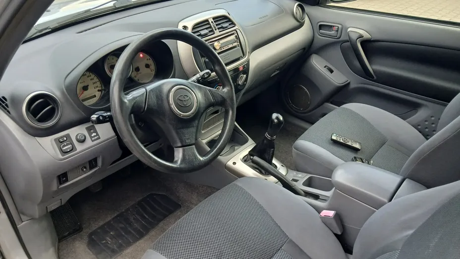 TOYOTA RAV4 -