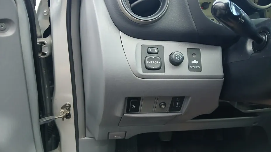 TOYOTA RAV4 -