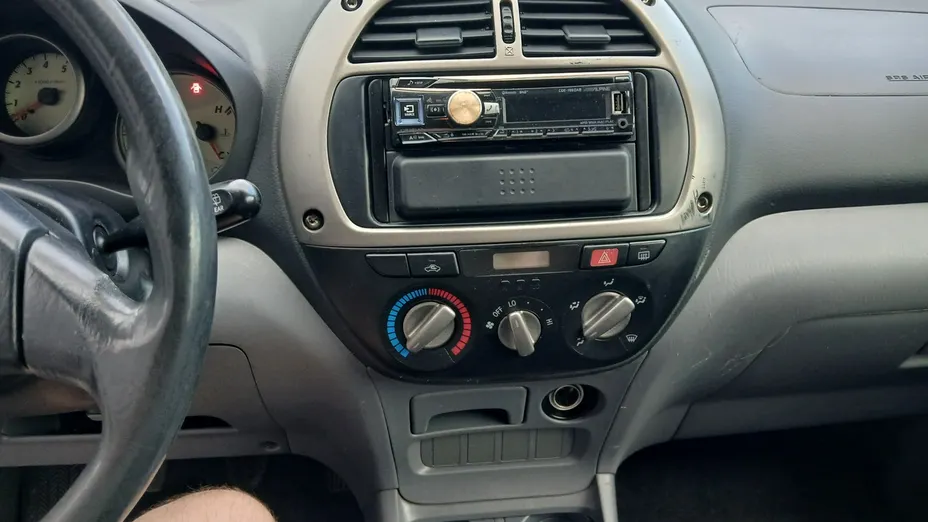 TOYOTA RAV4 -