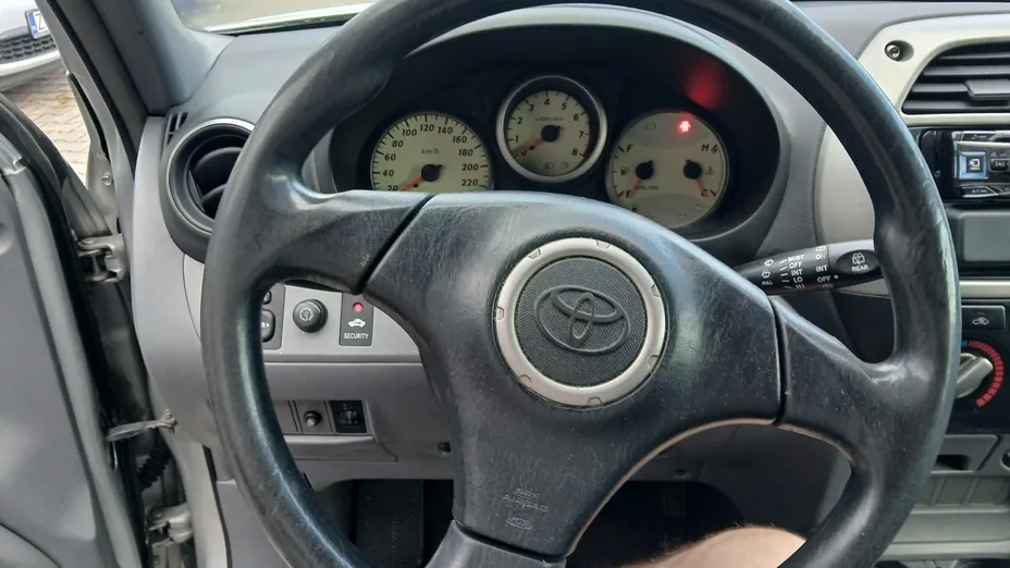 TOYOTA RAV4 -