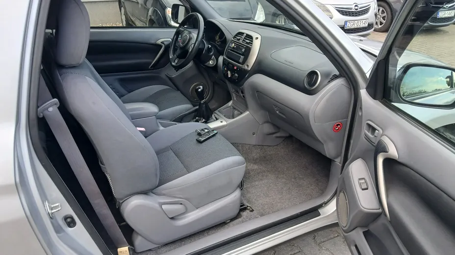 TOYOTA RAV4 -
