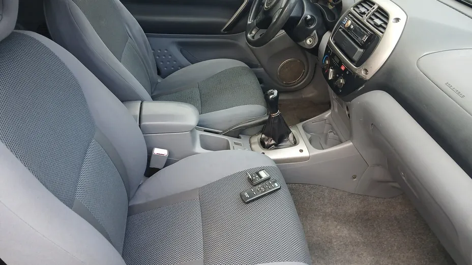 TOYOTA RAV4 -