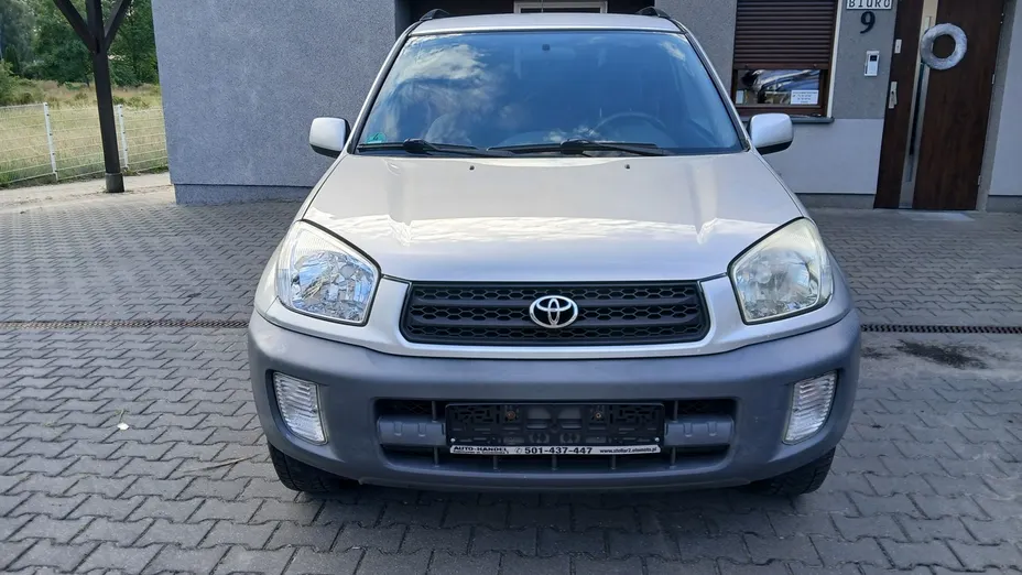 TOYOTA RAV4 -