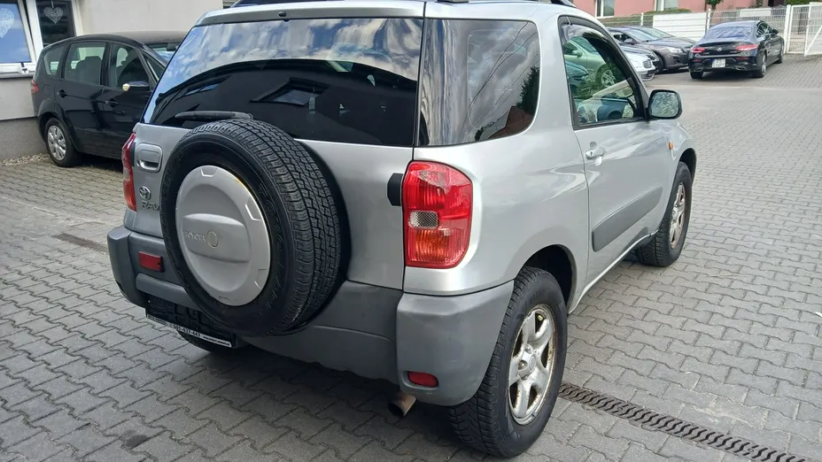TOYOTA RAV4 -