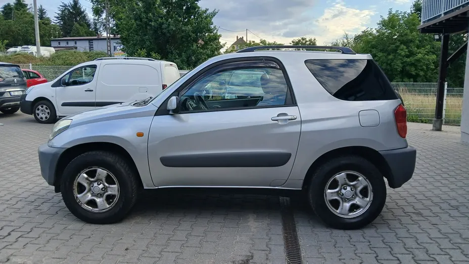 TOYOTA RAV4 -