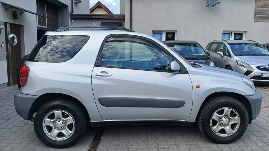 TOYOTA RAV4 -