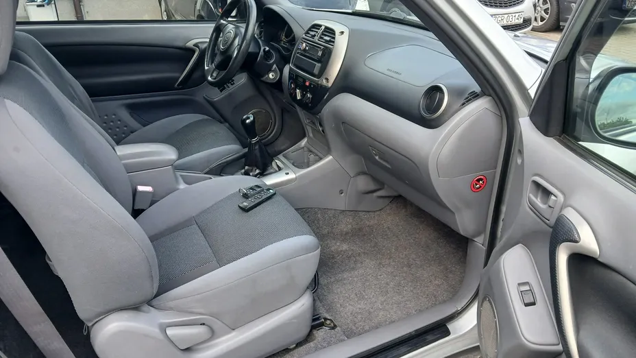 TOYOTA RAV4 -