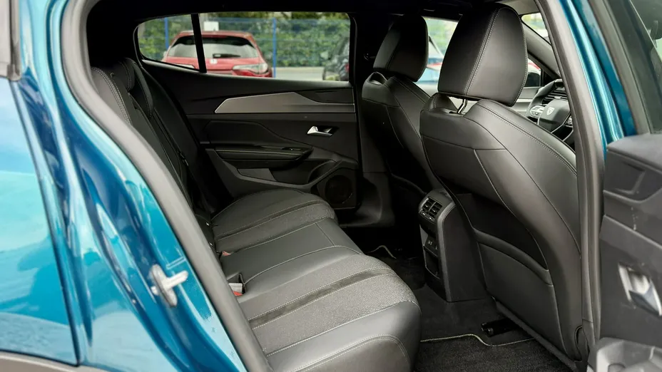 PEUGEOT 408 -