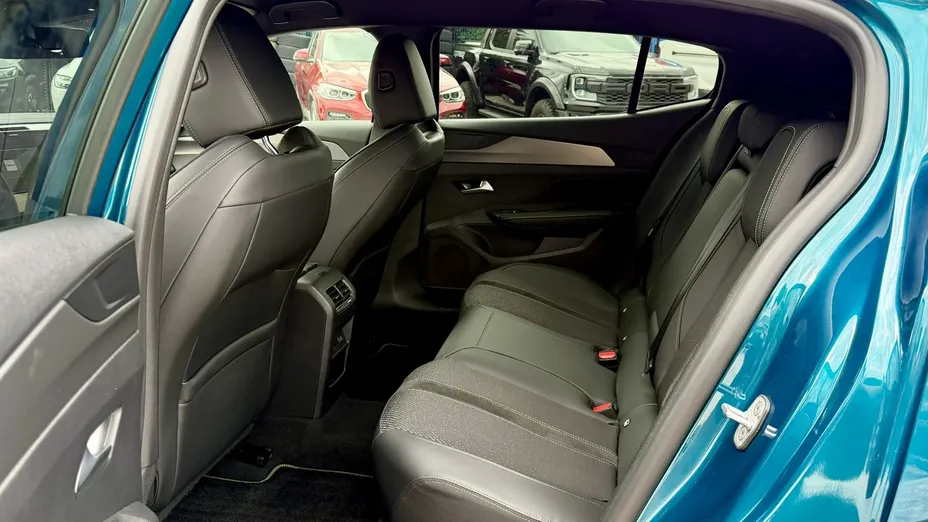 PEUGEOT 408 -