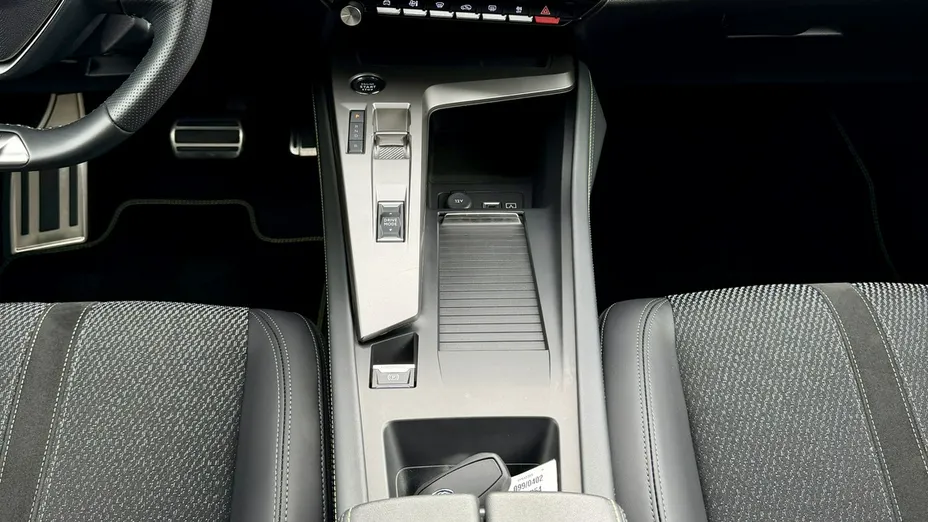 PEUGEOT 408 -