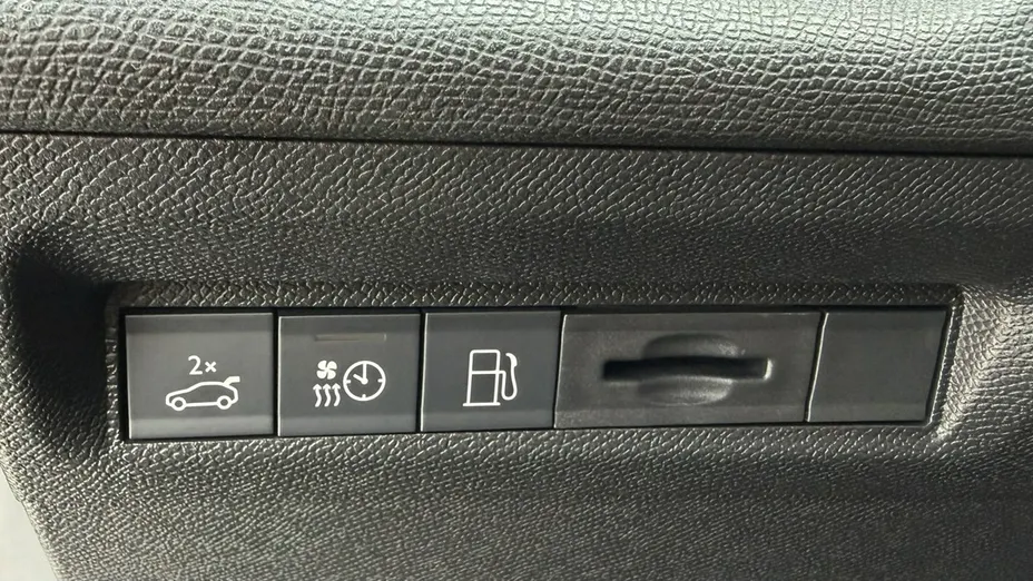 PEUGEOT 408 -