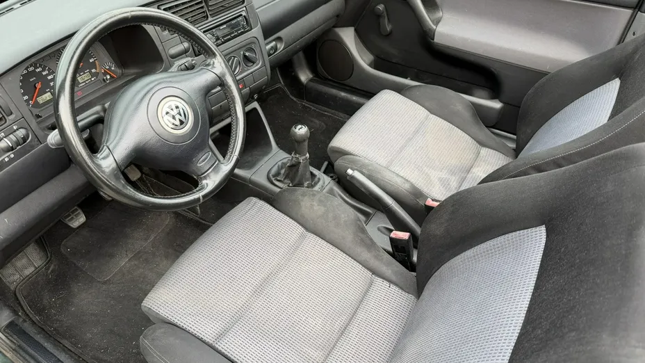 VOLKSWAGEN Golf -